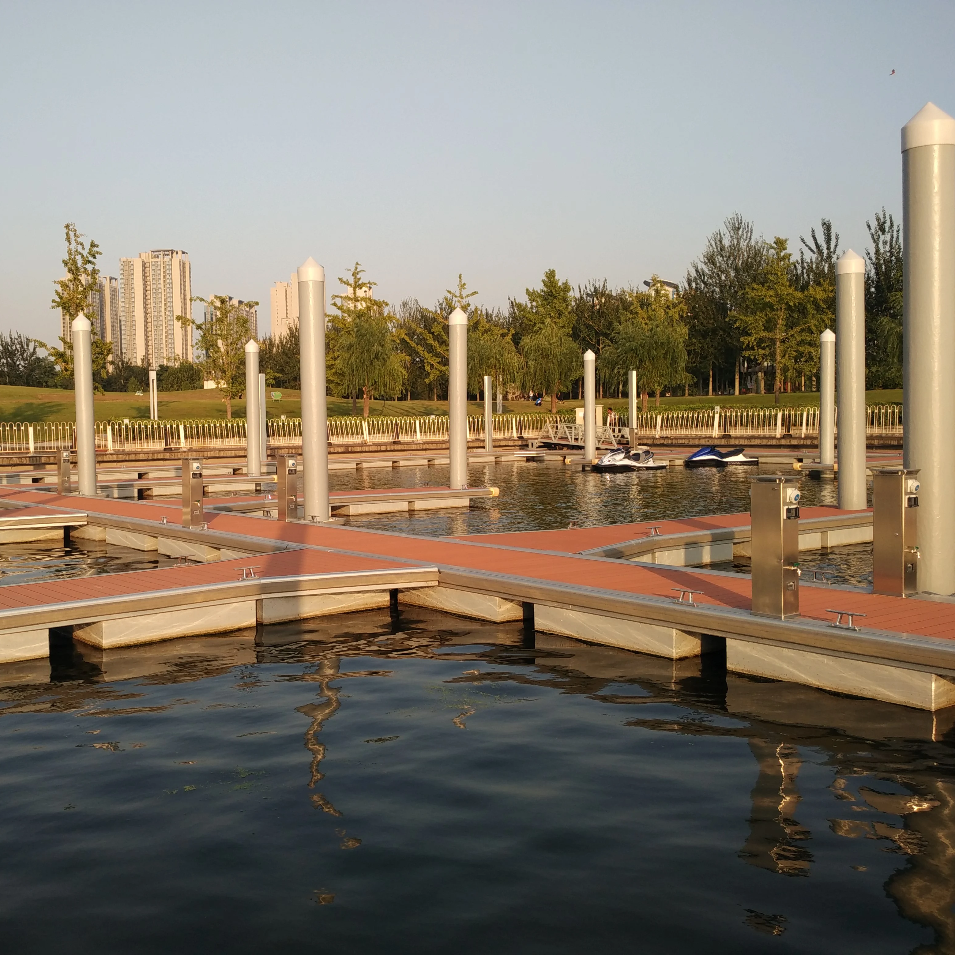 High-Quality Frost-Resistant Concrete Floating Fuel Dock ท่าเรือเชื้อเพลิงลอยน้ำคอนกรีตทนความเย็นคุณภาพสูง