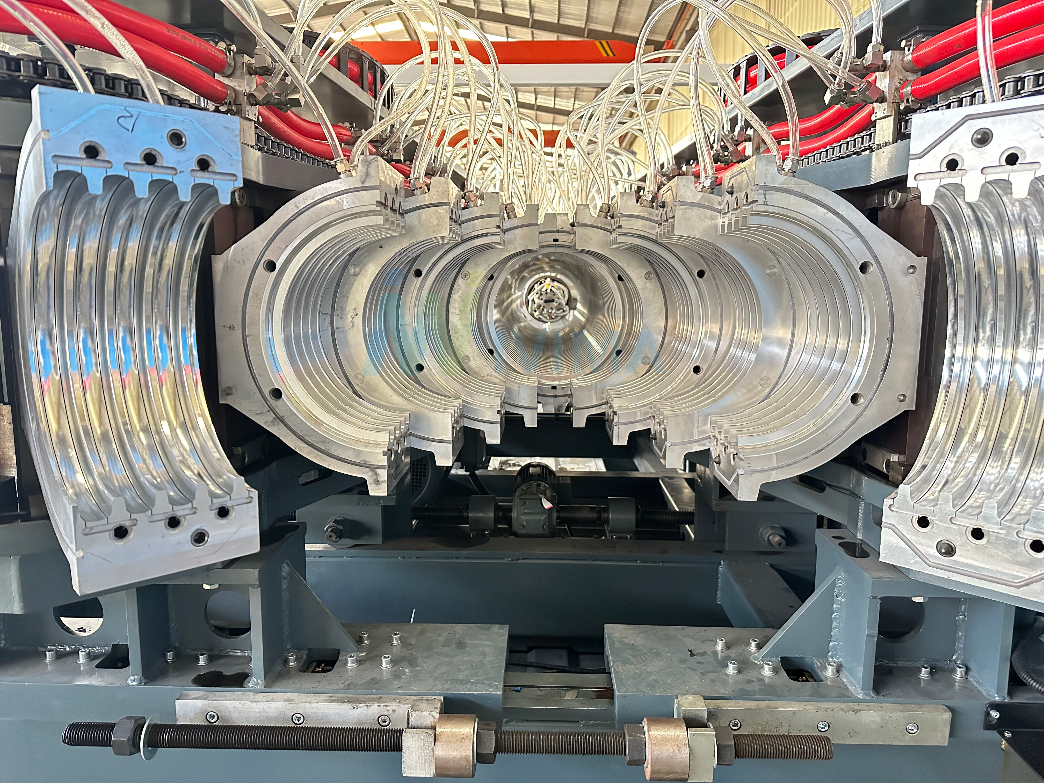 Corrugator Mold Module Detail Showing Rib Geometry Control in DWC Production منظر عن قرب لوحدة تشكيل الأنابيب المموجة مزدوجة الجدار توضح دقة ارتفاع الضلع والثبات الهندسي أثناء عملية بثق DWC