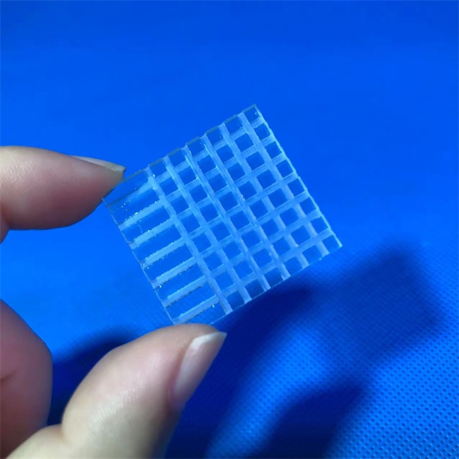 Laboratory high temperature resistant slotted quartz glass plate Laborhochtemperaturbeständige geschlitzte Quarzglasplatte