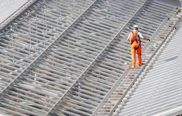 Roof photovoltaic installation safety hazards Veiligheidsrisico's bij fotovoltaïsche installatie op het dak