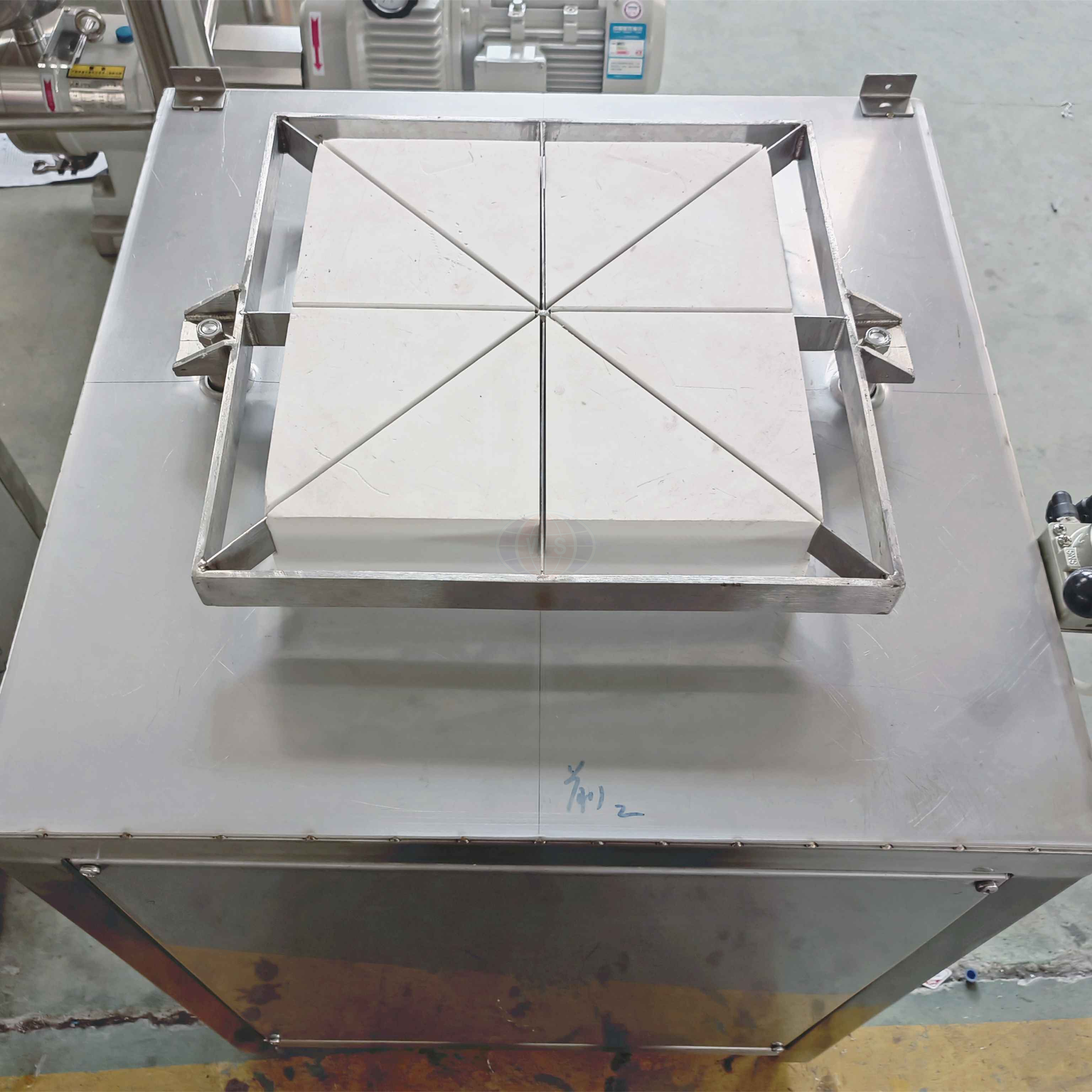 cheese cutting machine2 チーズカッティングマシン2