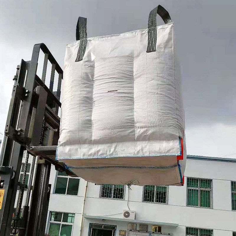 Product Overview Our Pallet-Free Container Bag eliminates the need for wooden or plastic pallets—one of the biggest cost and logistical burdens in bulk packaging. Designed with a reinforced bottom slot structure, this bag allows forklifts to insert their tines directly into the bag’s side-bottom slots (no pallet required), streamlining loading, unloading, and transportation. Crafted from high-strength woven polypropylene (PP) with reinforced bottom panels and slot edges, it supports safe working loads (SWL) of 1000-2000kg while remaining lightweight (15-20% lighter than pallet-bag combinations). Ideal for industries looking to cut pallet costs, reduce waste, and speed up handling (e.g., agriculture, construction, waste management), it’s a sustainable solution that doesn’t compromise on safety or efficiency. Scenario-Based Solutions Agricultural Bulk Transport (Grain & Feed) Farmers and agricultural distributors shipping wheat, corn, or animal feed often face high pallet costs (up to $15 per pallet) and delays from pallet shortages. Our Pallet-Free Bag eliminates these issues—forklifts can load/unload bags directly from trucks to silos, cutting pallet expenses by 100%. It also reduces transportation weight (no pallet=5-10kg saved per bag), lowering fuel costs for long-haul shipments (e.g., cross-country grain transport). Construction Waste & Recycling Construction companies handling demolition waste (e.g., concrete chunks, metal scrap) or recycling facilities processing plastic/metal scraps need flexible, pallet-free solutions. Our bag’s bottom slots allow forklifts to pick up heavy waste loads (up to 2000kg) from job sites directly to recycling plants, eliminating the need to transfer waste onto pallets (a time-consuming, labor-intensive step). The durable fabric also resists puncturing from sharp scrap, reducing waste spillage and environmental risks. Retail & Wholesale Bulk Distribution Wholesalers supplying large retailers with bulk goods (e.g., dog food, gardening soil) need to maximize truck capacity. Pallet-bag combinations leave gaps between pallets, wasting space—our Pallet-Free Bag can be tightly packed into trucks (no pallet gaps), increasing load capacity by 20%. It also speeds up in-store unloading: forklifts can place bags directly onto storage shelves, bypassing pallet breakdown. Key Product Features •Pallet-Free Bottom Slot Design: 4 reinforced slots (2 per side) allow forklift tines (width 150-200mm) to insert directly, no pallet needed. •Reinforced Bottom Panels: Double-layer woven PP fabric (250g/m²) at the bottom, with heat-sealed edges to resist tearing during forklift insertion. •Cost Savings: Eliminates pallet purchase, rental, and disposal costs; reduces shipping weight by 5-10kg per bag. •Flexible Handling: Works with standard forklifts (no special attachments required); can be stacked temporarily (3 layers) for short-term storage. Detailed Product Specifications •Fabric Material: Woven PP (200g/m² standard, 250g/m² heavy-duty); UV-stabilized variants available for outdoor use. •Load Capacity: SWL 1000kg, 1500kg, 2000kg; Safety factor 5:1 (meets ISO 21898). •Bottom Slot Dimensions: 4 slots total (2 left, 2 right); each slot: Length 300mm, Width 200mm, Depth 150mm. •Bag Dimensions: Width 800-1200mm, Height 1200-1800mm, Bottom Gusset 300-500mm. •Closure Options: Duffle top with drawstring (manual filling) or spout top (automated filling); Bottom discharge spout available (for controlled emptying). •Compliance: ISO 21898, ASTM D4632 (tensile strength), and EU CE (for European market). Customization Services We customize our Pallet-Free Container Bag to fit your handling and product requirements: •Slot Design: Adjust slot number (4, 6) or dimensions (length 250-400mm) to match your forklift tine size (e.g., narrow tines for small warehouses). •Load Capacity: Reinforce fabric to support SWL up to 2500kg (for heavy construction materials like asphalt). •Material & Coating: Add water-resistant coating (for outdoor agricultural use) or anti-microbial treatment (for organic feed). •Labeling & Tracking: Print QR codes (for inventory tracking) or safety labels (e.g., “Forklift Slots – Do Not Lift By Top”) using durable inks. •Special Features: Add drainage holes (for wet waste like construction sludge) or breathable fabric (for organic materials like compost) to prevent mold growth. Descripción general del producto Nuestra bolsa contenedora sin paletas elimina la necesidad de paletas de madera o plástico, uno de los mayores costos y cargas logísticas en el embalaje a granel. Diseñada con una estructura de ranura inferior reforzada, esta bolsa permite a los montacargas insertar sus púas directamente en las ranuras laterales inferiores de la bolsa (no se requiere paleta), lo que agiliza la carga, descarga y transporte. Elaborado con polipropileno tejido (PP) de alta resistencia con paneles inferiores reforzados y bordes ranurados, soporta cargas de trabajo seguras (SWL) de 1000-2000 kg sin dejar de ser liviano (15-20% más liviano que las combinaciones de paletas y bolsas). Ideal para industrias que buscan reducir los costos de paletas, reducir los desechos y acelerar el manejo (por ejemplo, agricultura, construcción, gestión de desechos), es una solución sustentable que no compromete la seguridad ni la eficiencia. Soluciones basadas en escenarios Transporte agrícola a granel (granos y piensos) Los agricultores y distribuidores agrícolas que envían trigo, maíz o piensos a menudo enfrentan altos costos de palé (hasta $15 por palé) y retrasos debido a la escasez de palés. Nuestra bolsa sin paletas elimina estos problemas: los montacargas pueden cargar y descargar bolsas directamente desde los camiones a los silos, lo que reduce los gastos de paletas en un 100 %. También reduce el peso del transporte (sin palé = se ahorran entre 5 y 10 kg por bolsa), lo que reduce los costos de combustible para envíos de larga distancia (por ejemplo, transporte de granos a través del país). Residuos de construcción y reciclaje Las empresas de construcción que manipulan residuos de demolición (p. ej., trozos de hormigón, chatarra de metal) o instalaciones de reciclaje que procesan chatarra de plástico/metal necesitan soluciones flexibles y sin palés. Las ranuras inferiores de nuestra bolsa permiten que los montacargas recojan cargas de desechos pesados (hasta 2000 kg) desde los lugares de trabajo directamente a las plantas de reciclaje, eliminando la necesidad de transferir los desechos a paletas (un paso que requiere mucho tiempo y mano de obra). La tela duradera también resiste las perforaciones causadas por desechos afilados, lo que reduce los derrames de desechos y los riesgos ambientales. Venta al por menor y al por mayor Distribución a granel Los mayoristas que suministran productos a granel a los grandes minoristas (por ejemplo, comida para perros, tierra para jardinería) necesitan maximizar la capacidad de los camiones. Las combinaciones de paletas y bolsas dejan espacios entre las paletas, lo que desperdicia espacio: nuestra bolsa sin paletas se puede empacar herméticamente en camiones (sin espacios entre paletas), lo que aumenta la capacidad de carga en un 20 %. También acelera la descarga en la tienda: las carretillas elevadoras pueden colocar las bolsas directamente en los estantes de almacenamiento, evitando así la rotura de los palés. Características clave del producto •Diseño de ranura inferior sin paletas: 4 ranuras reforzadas (2 por lado) permiten que las púas del montacargas (ancho 150-200 mm) se inserten directamente, sin necesidad de paletas. •Paneles inferiores reforzados: tejido de PP de doble capa (250 g/m²) en la parte inferior, con bordes termosellados para resistir el desgarro durante la inserción del montacargas. •Ahorro de costos: Elimina los costos de compra, alquiler y eliminación de paletas; Reduce el peso del envío entre 5 y 10 kg por bolsa. •Manejo flexible: funciona con montacargas estándar (no se requieren accesorios especiales); Se puede apilar temporalmente (3 capas) para almacenamiento a corto plazo. Especificaciones detalladas del producto •Material de la tela: PP tejido (200 g/m² estándar, 250 g/m² resistente); Variantes estabilizadas contra rayos UV disponibles para uso en exteriores. •Capacidad de carga: SWL 1000kg, 1500kg, 2000kg; Factor de seguridad 5:1 (cumple con ISO 21898). •Dimensiones de la ranura inferior: 4 ranuras en total (2 izquierdas, 2 derechas); cada ranura: Largo 300 mm, Ancho 200 mm, Profundidad 150 mm. •Dimensiones de la bolsa: ancho 800-1200 mm, alto 1200-1800 mm, refuerzo inferior 300-500 mm. •Opciones de cierre: Tapa de lona con cordón (llenado manual) o tapa con pico (llenado automático); Disponible caño de descarga inferior (para vaciado controlado). •Cumplimiento: ISO 21898, ASTM D4632 (resistencia a la tracción) y EU CE (para el mercado europeo). Servicios de personalización Personalizamos nuestra bolsa contenedora sin paletas para adaptarla a sus requisitos de manejo y producto: •Diseño de ranura: ajuste el número de ranura (4, 6) o las dimensiones (longitud 250-400 mm) para que coincida con el tamaño de las púas de su montacargas (por ejemplo, púas estrechas para almacenes pequeños). •Capacidad de carga: Tela reforzada para soportar SWL de hasta 2500 kg (para materiales de construcción pesados como asfalto). •Material y revestimiento: agregue un revestimiento resistente al agua (para uso agrícola en exteriores) o un tratamiento antimicrobiano (para piensos orgánicos). •Etiquetado y seguimiento: imprima códigos QR (para seguimiento de inventario) o etiquetas de seguridad (por ejemplo, 'Ranuras para montacargas: no levantar por la parte superior') utilizando tintas duraderas. •Características especiales: agregue orificios de drenaje (para desechos húmedos como lodos de construcción) o tela transpirable (para materiales orgánicos como abono) para evitar el crecimiento de moho.
