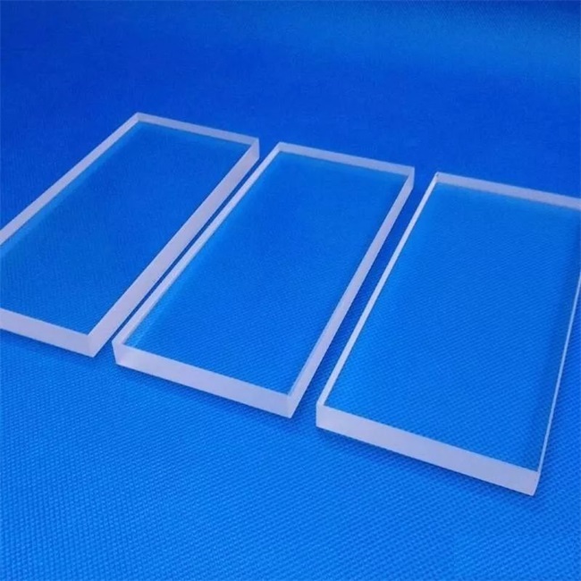 Four sided transparent quartz glass plates in high-purity laboratory Lastre di vetro al quarzo trasparente a quattro lati in laboratorio ad alta purezza