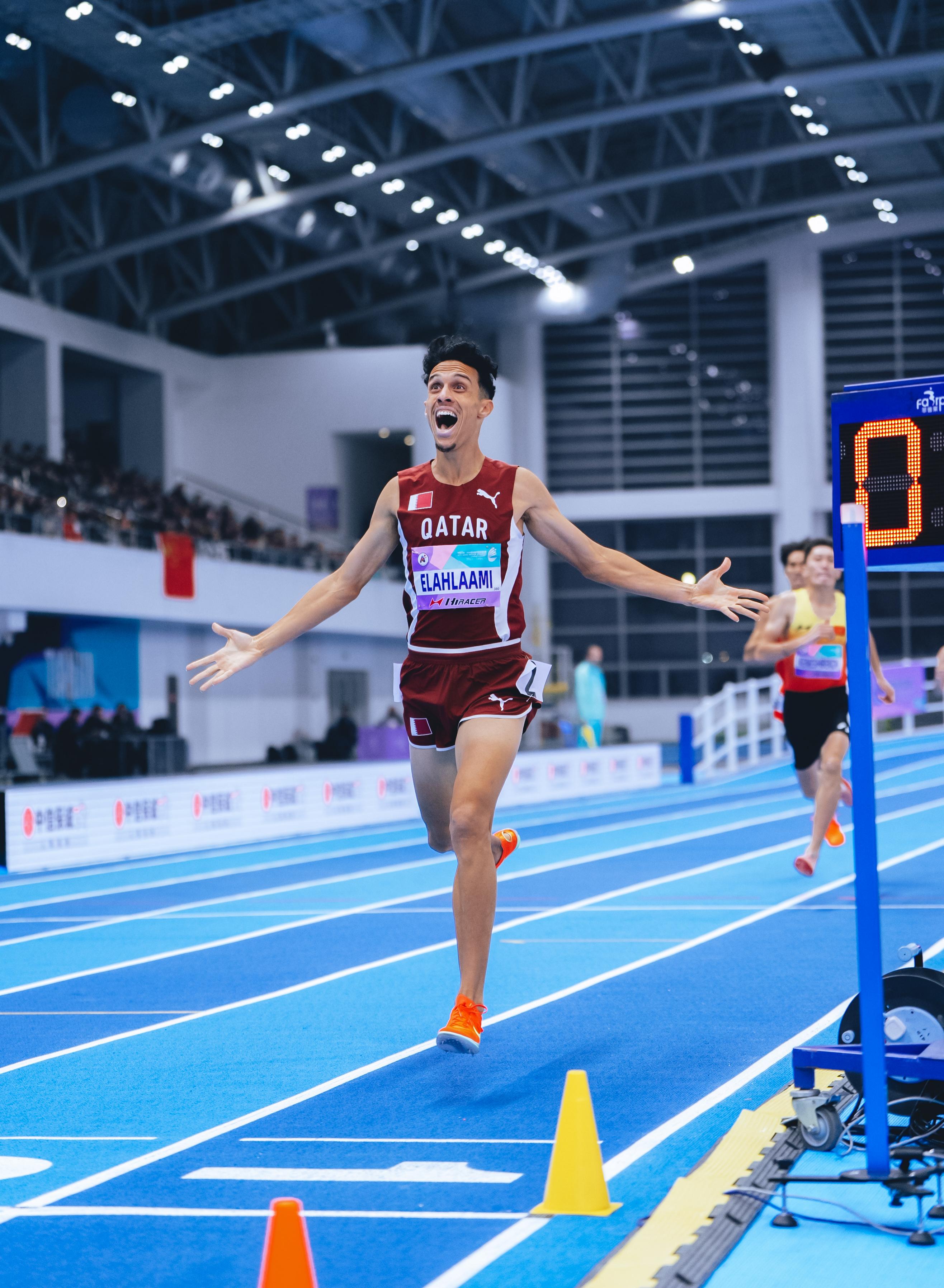 indoor running track 8a5ba9cbgy1ia46yl1h8pj221431cqv7