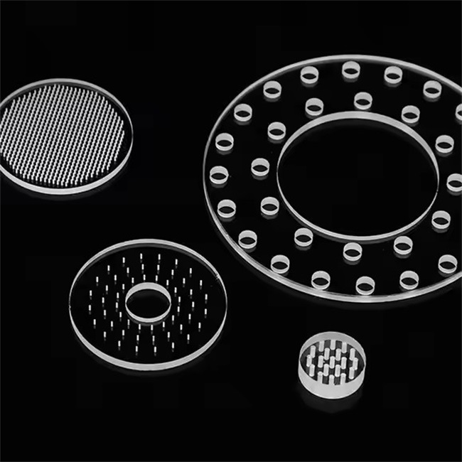 Customized high transmittance perforated quartz plate Maßgeschneiderte perforierte Quarzplatte mit hoher Lichtdurchlässigkeit