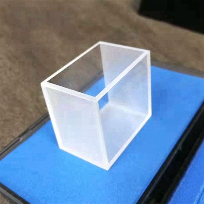 Seller of High-purity quartz cuvette Verkäufer einer hochreinen Quarzküvette
