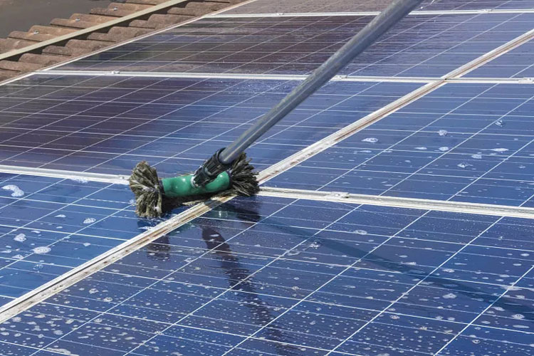 Is there a risk of electric shock when wiping with water? Bestaat er een risico op een elektrische schok bij het afvegen met water?