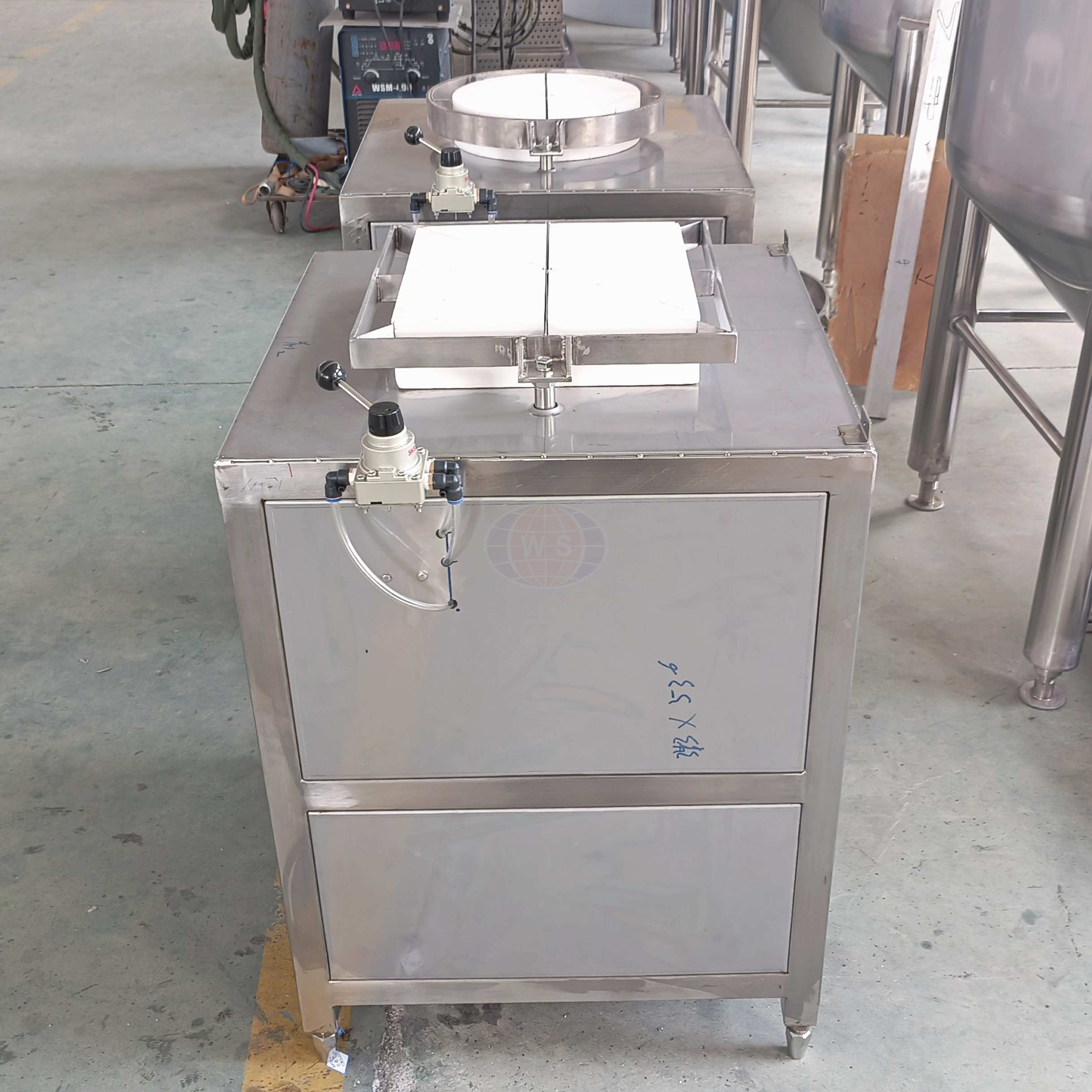 exact weight cheese cutter 正確な重量のチーズカッター