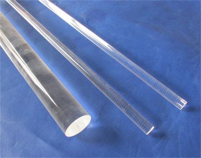 Difference in Transparency between Quartz Glass Rod and Ordinary Glass Rod Différence de transparence entre la tige de verre de quartz et la tige de verre ordinaire