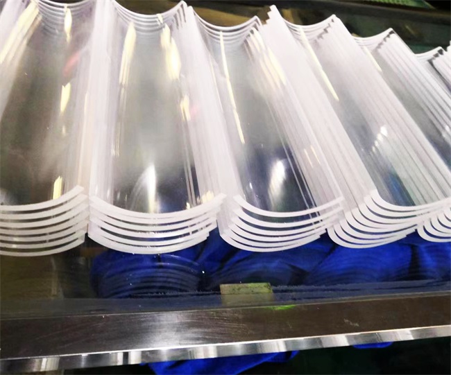 Hersteller von gebogenen transparenten UV-Quarzglasplatten