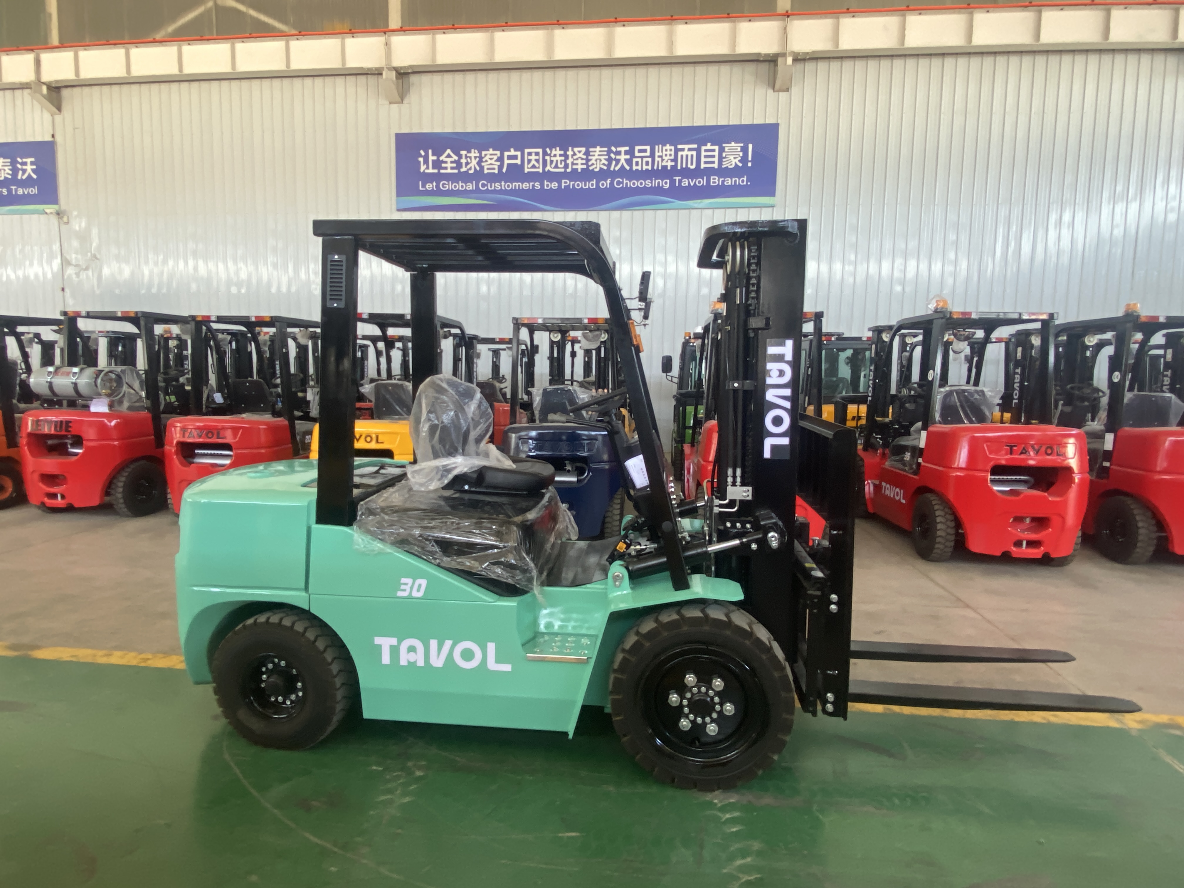 TAVOL Electric Forklift Solutions Empilhadeira elétrica TAVOL em armazém