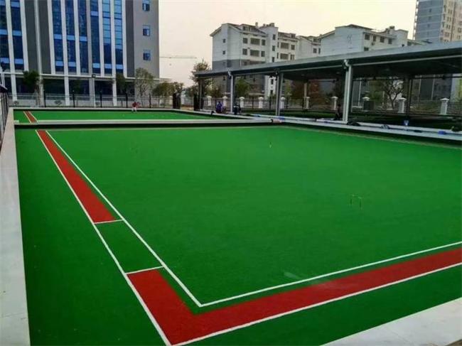 Anti slip flooring around the swimming pool Pavimentazione antiscivolo intorno alla piscina