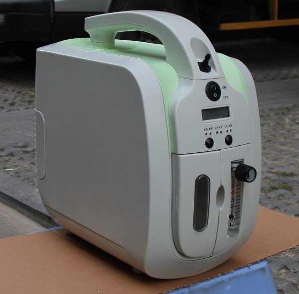 Concentratore di ossigeno portatile per uso medico domestico ospedaliero