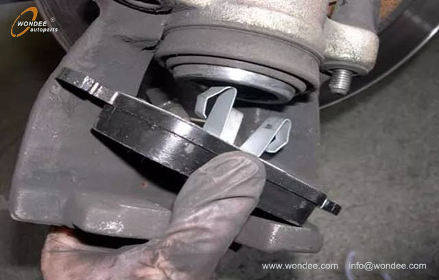 changing the brake pads (4)