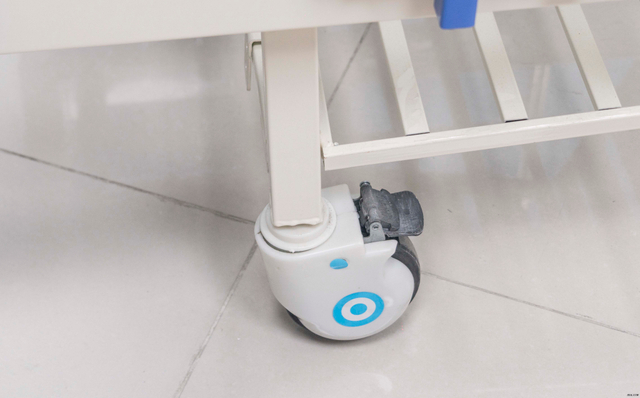 Lit patient manuel réglable à deux manivelles d'ABS d'équipement médical d'hôpital de meilleur prix DP-M002 avec le garde-corps