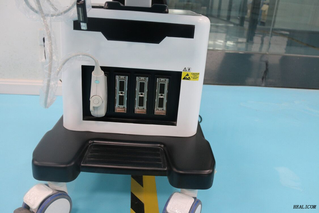 Équipement médical HUC-820 double moniteurs 4D échographe doppler couleur chariot