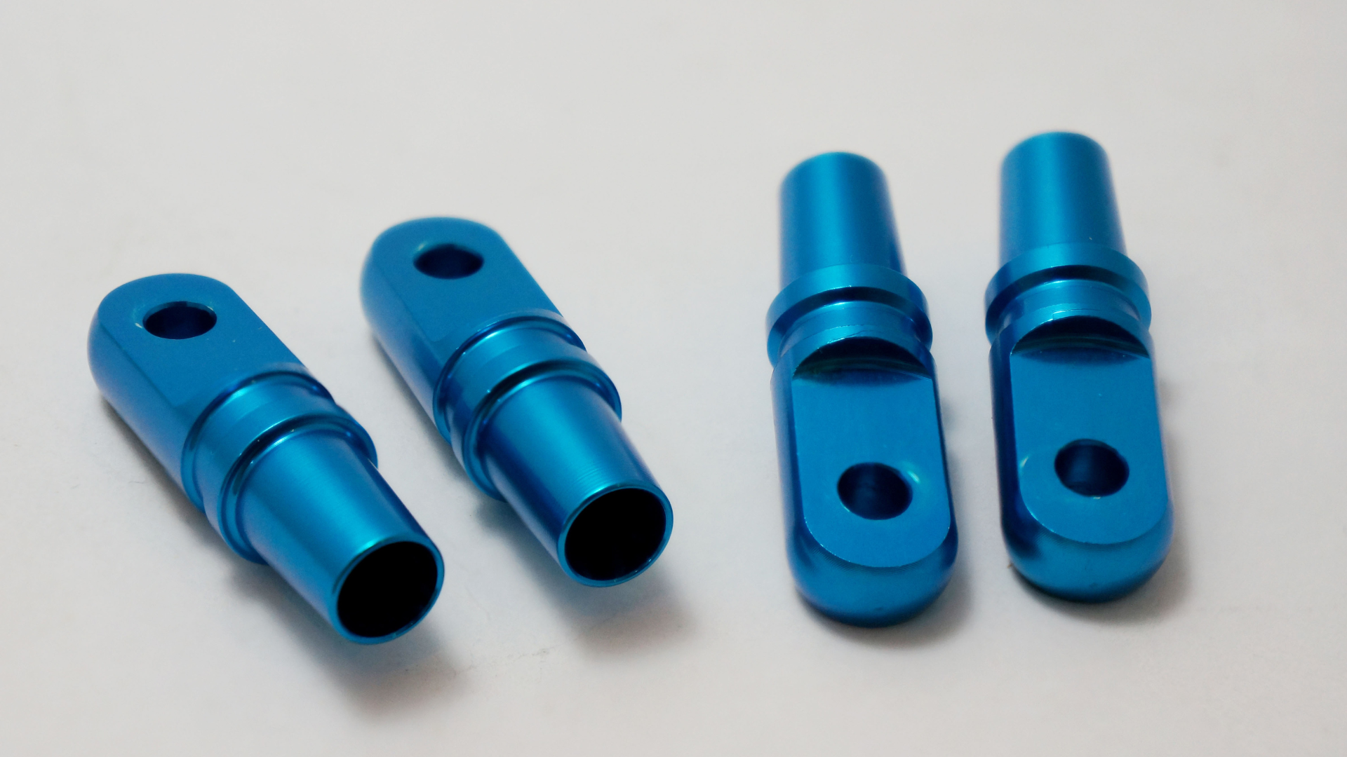 圖像上的藍色陽極氧化零件，陽極氧化、印刷、噴漆、噴砂、配色等精加工選項，以力保良好的表面精加工、藝術性、壽命、匹配品牌顏色、增強視覺效果，使用 3D 打印等原型解決方案，CNC、真空鑄造、快速工具、注塑成型等工藝，用於原型解決方案，以防產品上市、注塑、模具製造、項目管理的大規模生產，在需要時，適當和政府資助，遵守 ESG 實踐、環境、社會、治理、營銷和活動，促銷