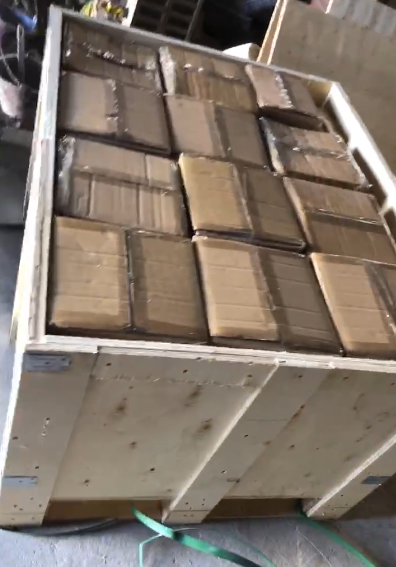 els va empaquetar en una caixa de fusta