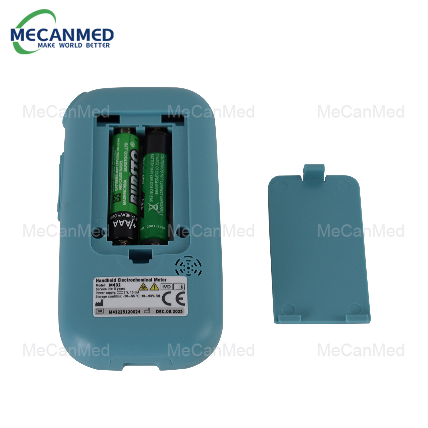 د MECANMED M432 لاسي بریښنایی کیمیکل میټر شاته لید د خلاص AAA بیټرۍ کڅوړه او د محصول لیبل ښیې.