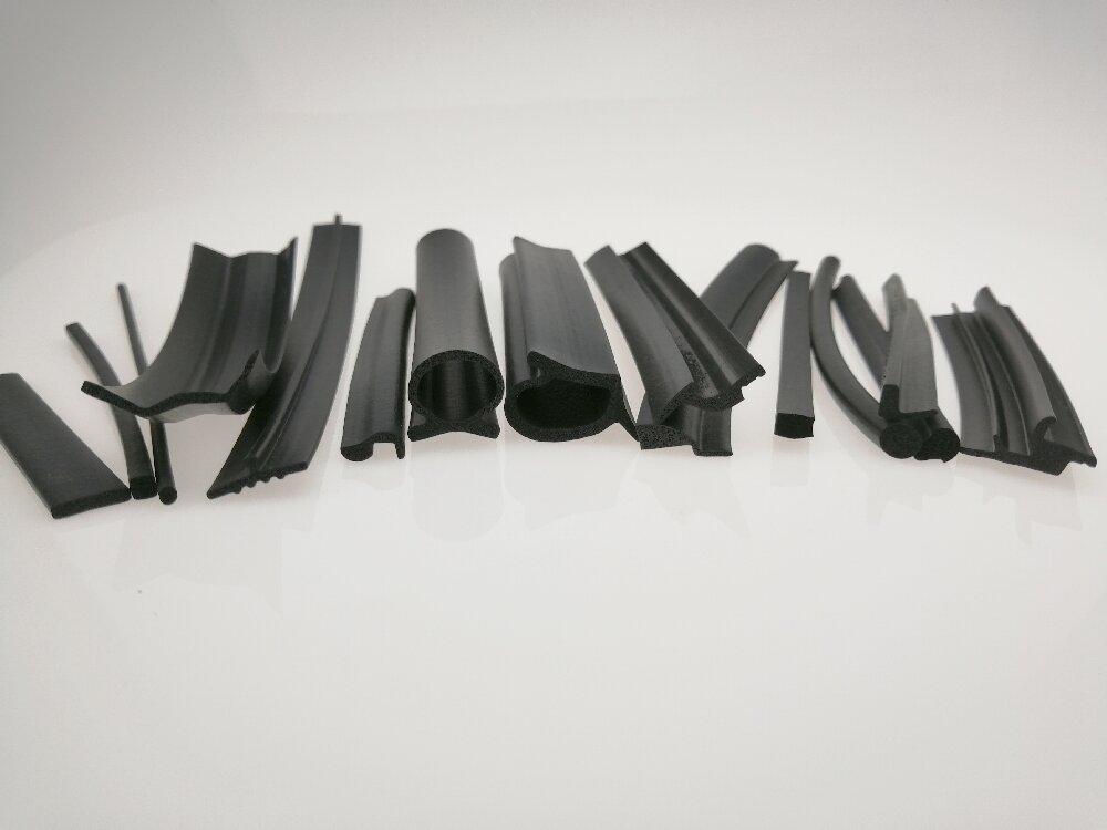 Mặt cắt ngang của dải ni&ecirc;m phong &eacute;p đ&ugrave;n cao su &ocirc; t&ocirc;