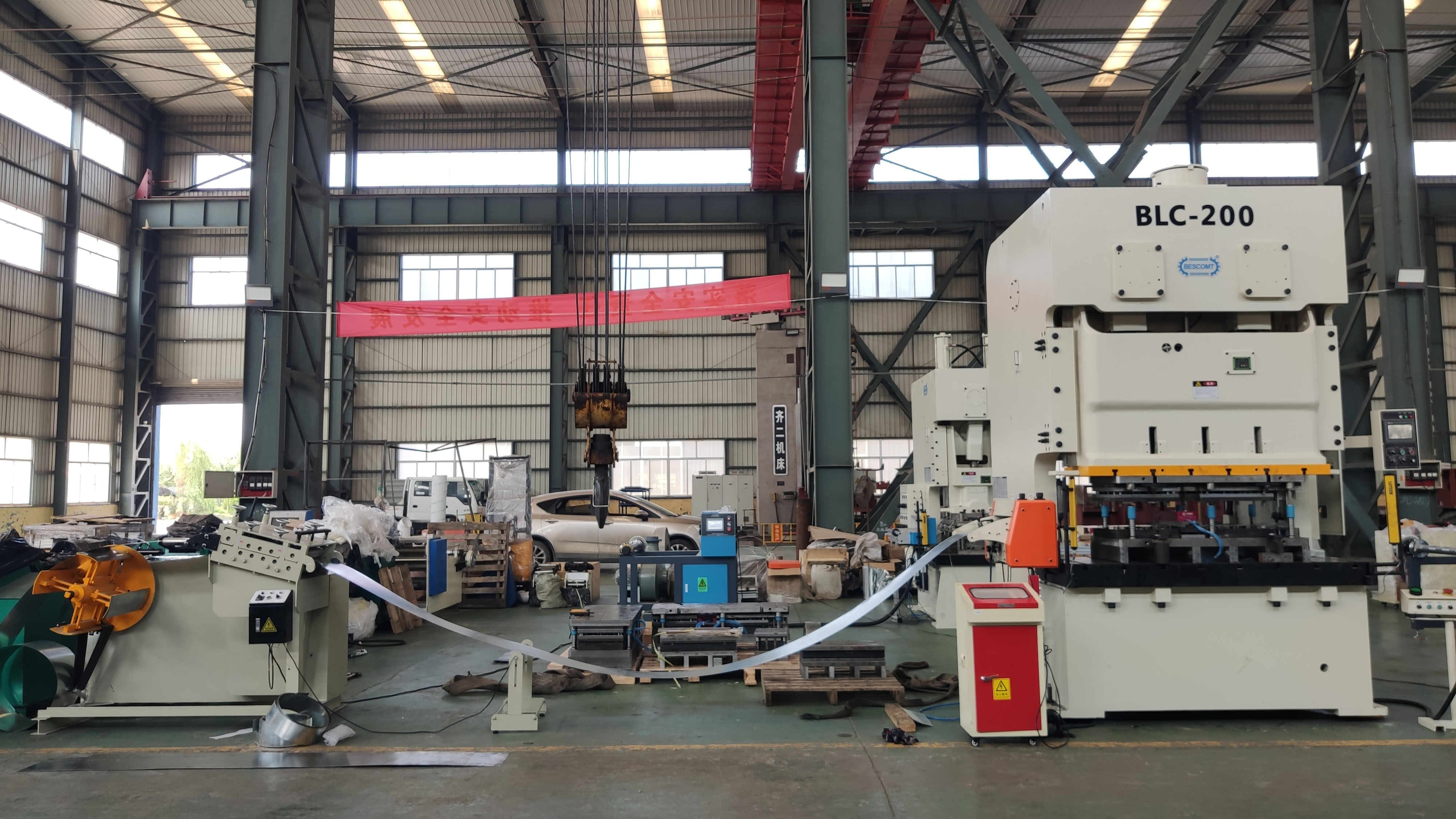 পণ্যের সুবিধার যথার্থতা ডাবল-পয়েন্ট পাঞ্চের উচ্চতর নির্ভুলতা, উচ্চতর পাঞ্চিং গতি, একক-পয়েন্ট পাঞ্চের তুলনায় ছাঁচে কম প্রভাব এবং পণ্যের গুণমান অনেক উন্নত। প্রক্রিয়া সরলীকরণ ডাবল-অ্যাকশন পাঞ্চ ড্রাইভ ডিভাইসটি দুটি স্লাইডারকে প্রতি ঘূর্ণনে একবার একটি পারস্পরিক মোশন করতে চালিত করে, যা উত্পাদন প্রক্রিয়াকে সহজ করে এবং শক্তি খরচ কমায়। এককেন্দ্রিক লোড বহন করা ডাবল-পয়েন্ট নিউম্যাটিক পাঞ্চ সঠিকভাবে একটি নির্দিষ্ট পরিমাণ উন্মত্ত লোড পাঞ্চিং সহ্য করতে পারে, অর্থাৎ যেখানে বল বিন্দু এবং চাপ কেন্দ্র একত্রিত হয় না সেখানে পাঞ্চিং। টেবিলের প্রস্থ ডাবল-পয়েন্ট পাঞ্চ একক-পয়েন্ট পাঞ্চের চেয়ে বড় টেবিলের প্রস্থ পেতে পারে, যা বড়-টেবিল প্রগতিশীল ডাই স্ট্যাম্পিংয়ের জন্য উপযুক্ত। পণ্য স্ট্যাম্পিং, কাটা, বাঁকানো এবং ধাতব শীটগুলির অন্যান্য ক্রিয়াকলাপের জন্য উপযুক্ত মেটাল প্রক্রিয়াকরণ ব্যবহার করে, যেমন পাঞ্চিং, ফর্মিং, স্ট্রেচিং, ইত্যাদি। অটোমোবাইল উত্পাদন অটোমোবাইল যন্ত্রাংশ, যেমন দরজা, বডি প্যানেল ইত্যাদির স্ট্যাম্পিং উত্পাদনের জন্য ব্যবহৃত হয়। ইলেকট্রনিক পণ্যের সমাবেশ স্ট্যাম্পিং, কাটা এবং ইলেকট্রনিক উপাদানগুলির সমাবেশের জন্য ব্যবহৃত হয়। বিমানের যন্ত্রাংশের মুদ্রাঙ্কন উৎপাদনের জন্য ব্যবহৃত মহাকাশ। আসবাবপত্র উত্পাদন মুদ্রাঙ্কন এবং আসবাবপত্র অংশ সমাবেশ জন্য ব্যবহৃত. হার্ডওয়্যার পণ্য উত্পাদন হার্ডওয়্যার আনুষাঙ্গিক, অটো যন্ত্রাংশ, ইত্যাদি উৎপাদনের জন্য ব্যবহৃত হয়। যান্ত্রিক যন্ত্রাংশ প্রক্রিয়াকরণের জন্য ব্যবহৃত যন্ত্রপাতি শিল্প। গৃহস্থালীর যন্ত্রপাতির ধাতব যন্ত্রাংশ প্রক্রিয়াকরণের জন্য ব্যবহৃত গৃহস্থালী যন্ত্রপাতি। স্ট্যাম্পিং এবং প্যাকেজিং উপকরণ গঠনের জন্য ব্যবহৃত প্যাকেজিং উপকরণ। ক্রীড়া সরঞ্জাম ধাতব অংশ প্রক্রিয়াকরণের জন্য ব্যবহৃত ক্রীড়া সরঞ্জাম।