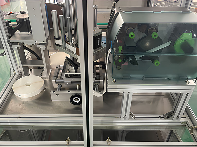 Bottle-Unscrambler-+-Round-Bottle-Labeling-Machine.2