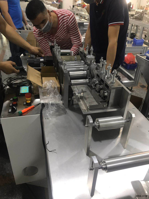 Equipamento médico de produção de rosto Máquina para fabricação de máscara facial descartável de 3 camadas totalmente automática