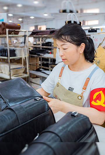 final quality Inspection of duffle bag before packing 01 - 360