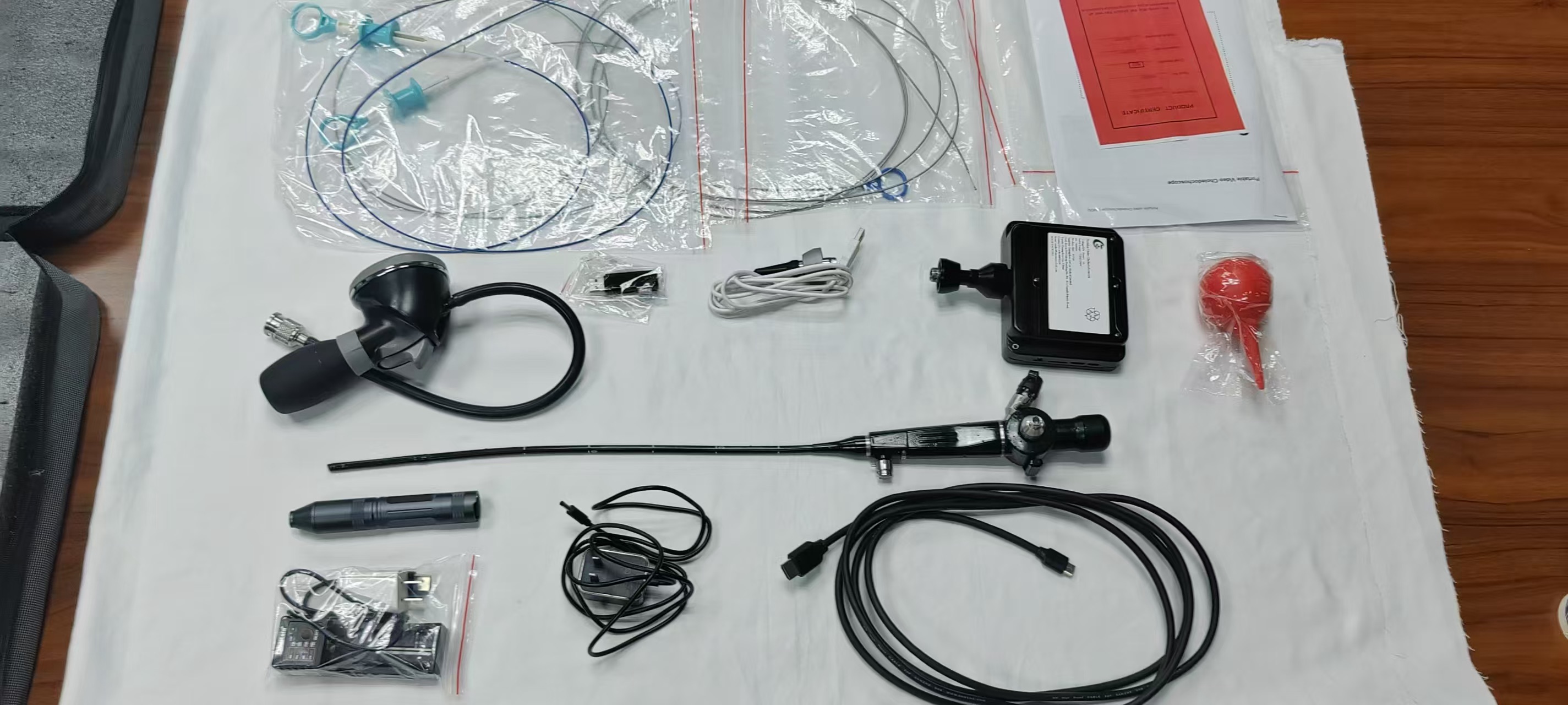 Isang kumpletong set ng kagamitan sa choledochoscope ng video, na nagpapakita ng isang intuitive na disenyo.