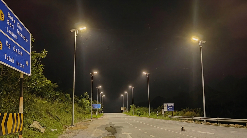 Spettacolo notturno di lampioni solari Helia