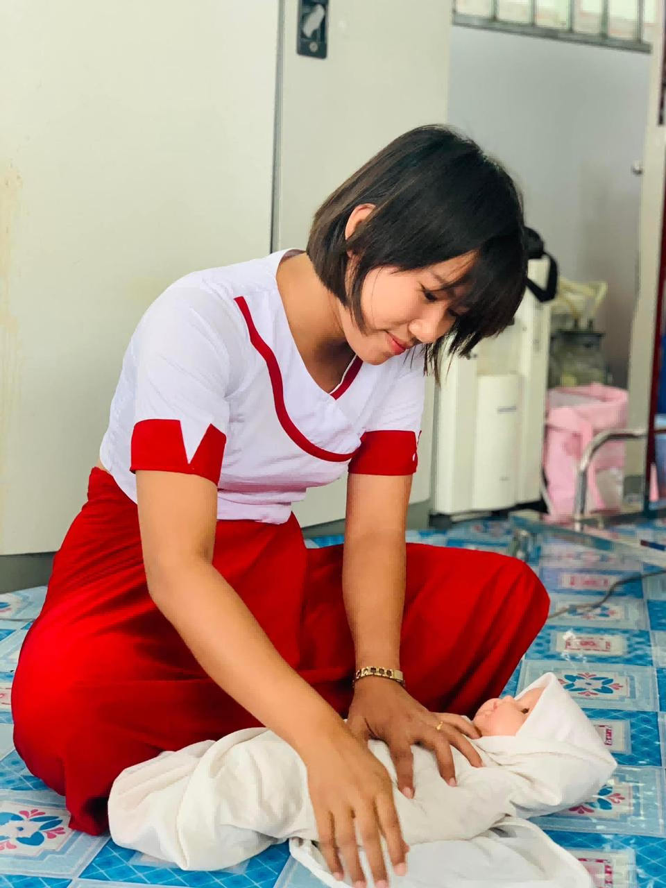 Pelatihan kasehatan ngalaksanakeun prosedur perawatan bayi dina manikin orok anu aw&eacute;t