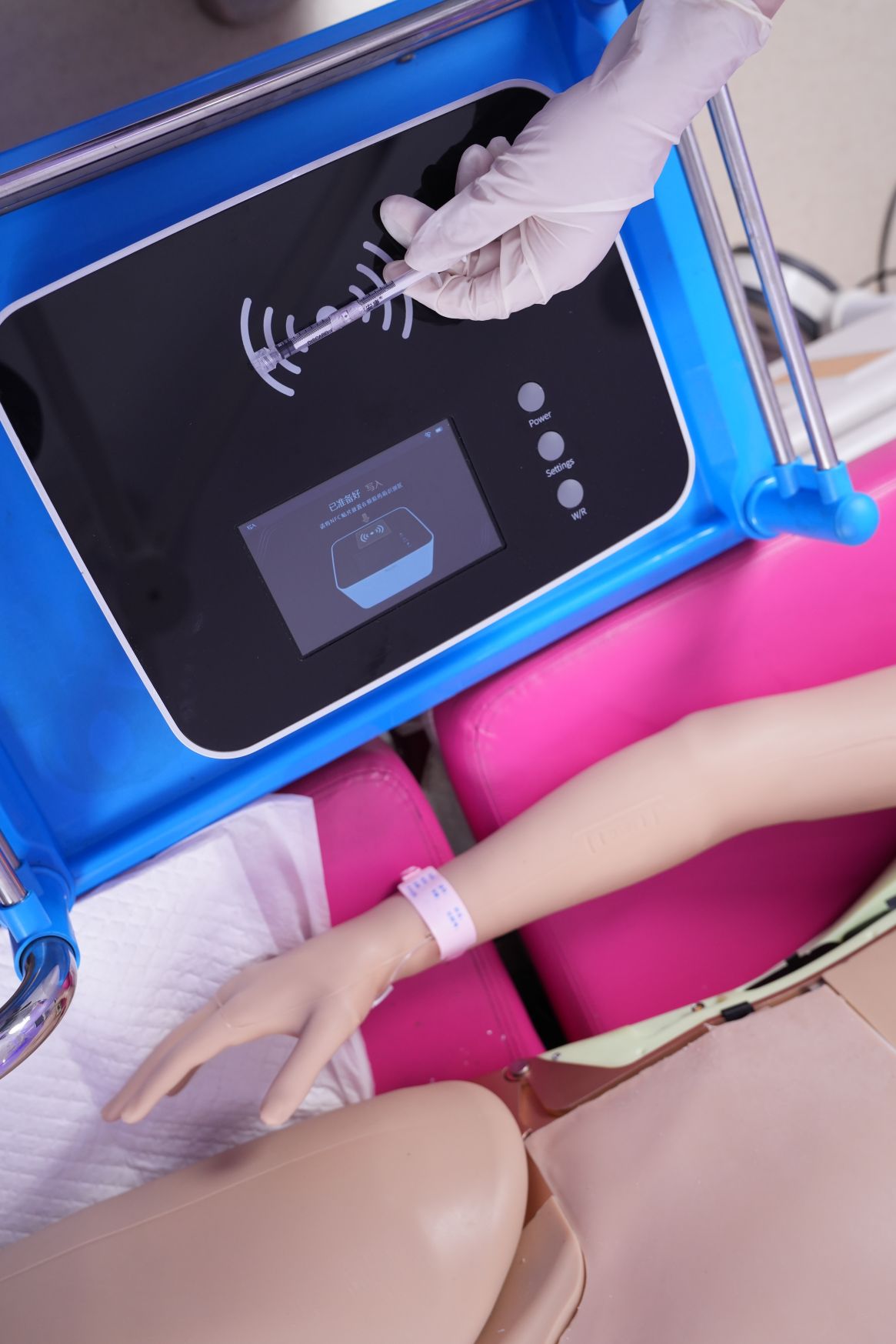 디지털 디스플레이를 갖춘 산과 약물 반응 시뮬레이터