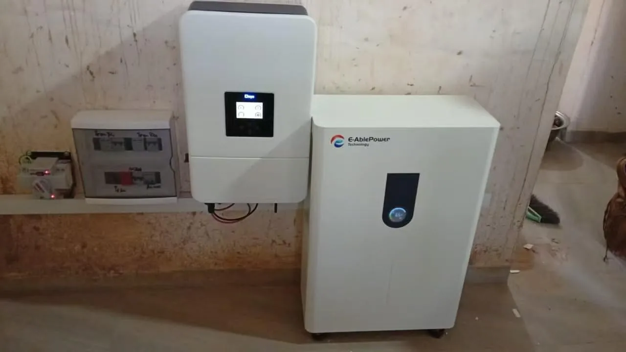 ای ایبل پاور 15.36kWh ہوم بیٹری سسٹم وال ماؤنٹ انورٹرز کے ساتھ گھر کے اندر نصب
