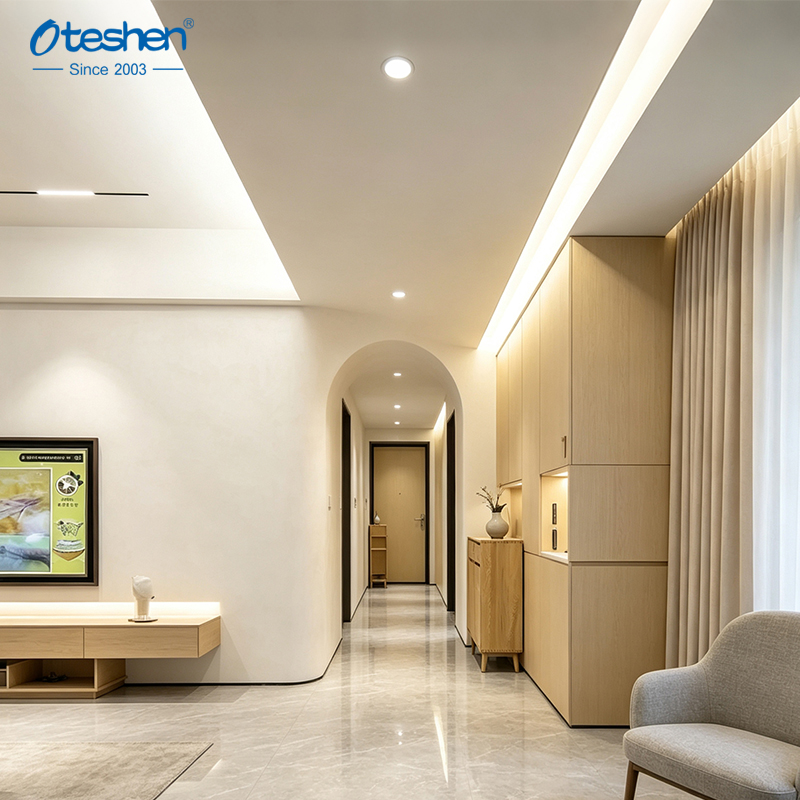 Downlight empotrable LED de 10 W instalado en el techo del pasillo de una casa moderna
