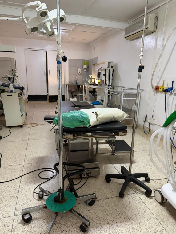 Prosedurlar zamanı aydınlıq və etibarlılıq &uuml;&ccedil;&uuml;n nəzərdə tutulmuş cərrahi dəstdə LED cərrahi işıq və əməliyyat masasının quraşdırılması.