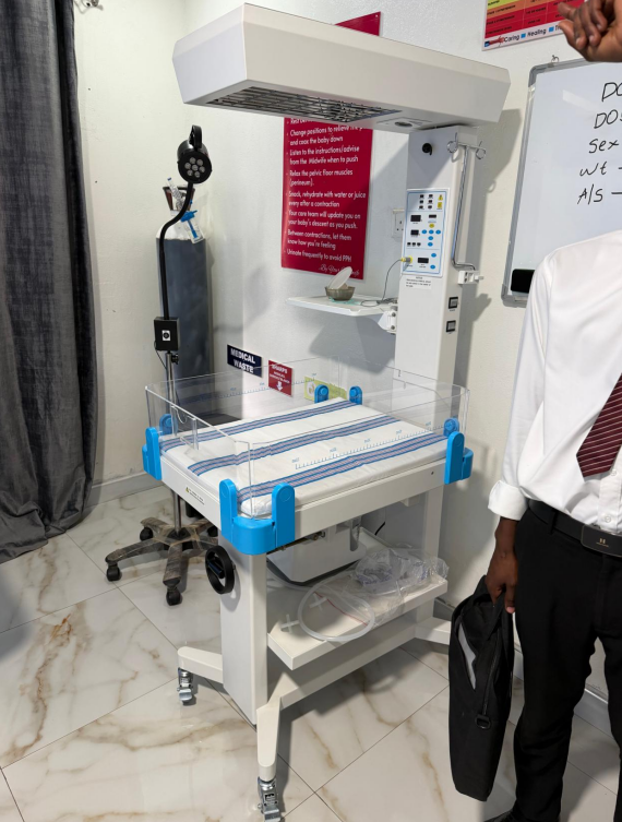 Neonatal qayğı &uuml;&ccedil;&uuml;n peşəkar standartları təmin edən təmiz analıq qanadında yeni quraşdırılmış tibbi parlaq qızdırıcı.