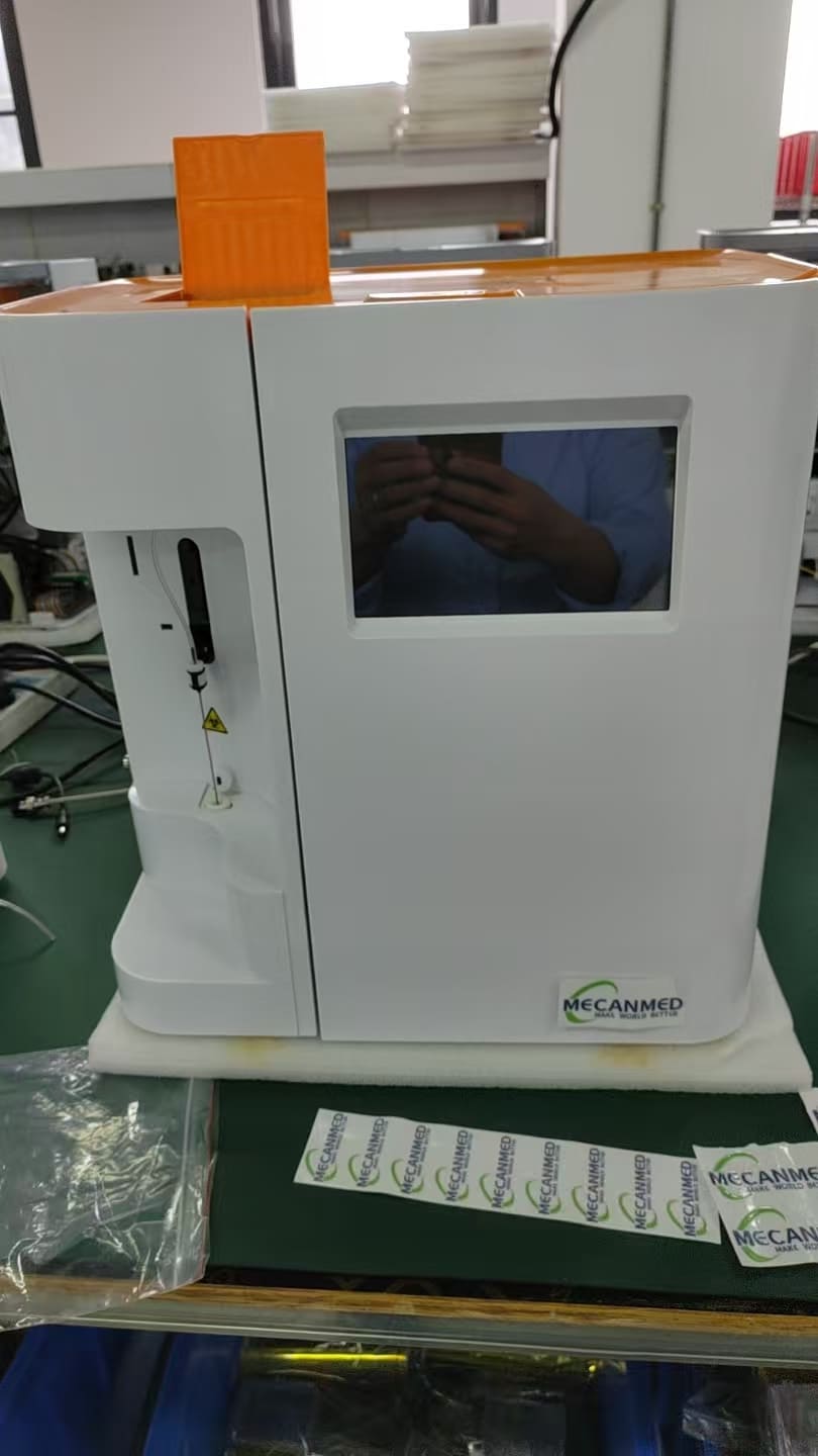 Namizni analizator elektrolitov ISE MECANMED z zaslonom na dotik, pripravljen za pošiljanje na kliniko Davao.