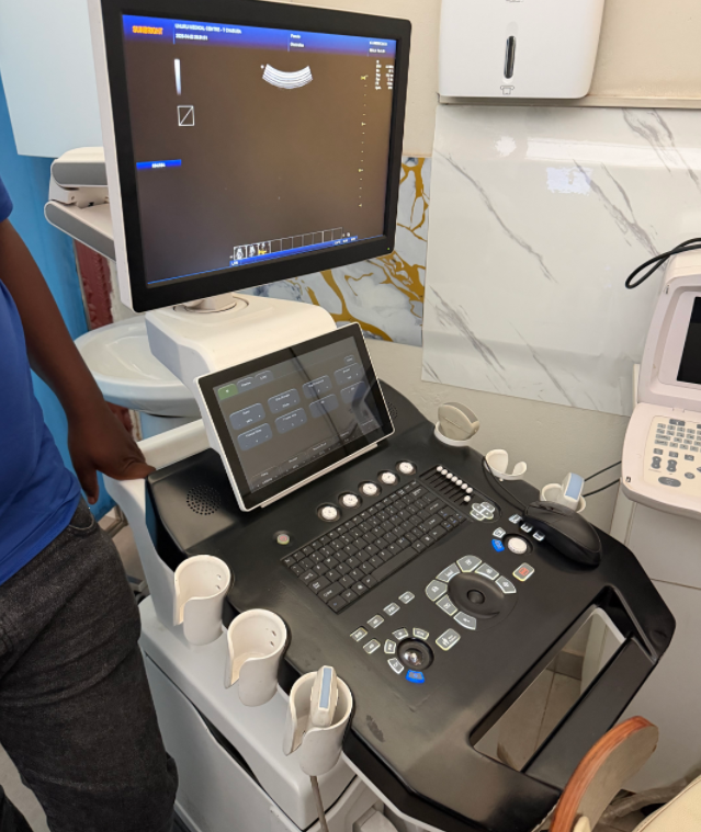 Təkmil g&ouml;r&uuml;nt&uuml;ləmə interfeysi olan y&uuml;ksək keyfiyyətli ultrasəs aparatı, a&ccedil;ar təslim radiologiya ş&ouml;bəsinin həllərimizin bir hissəsidir.