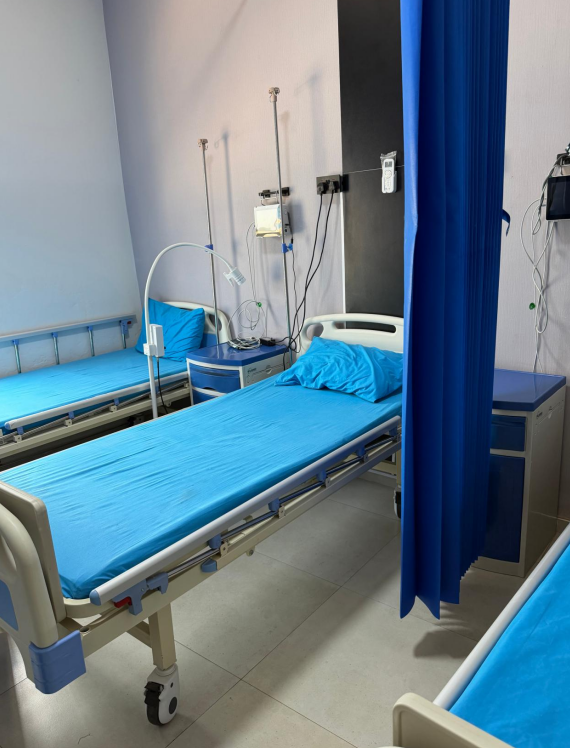 Y&uuml;ksək trafikli klinik m&uuml;hitlər və uzunm&uuml;ddətli etibarlılıq &uuml;&ccedil;&uuml;n nəzərdə tutulmuş davamlı xəstəxana &ccedil;arpayıları və palata mebelləri.