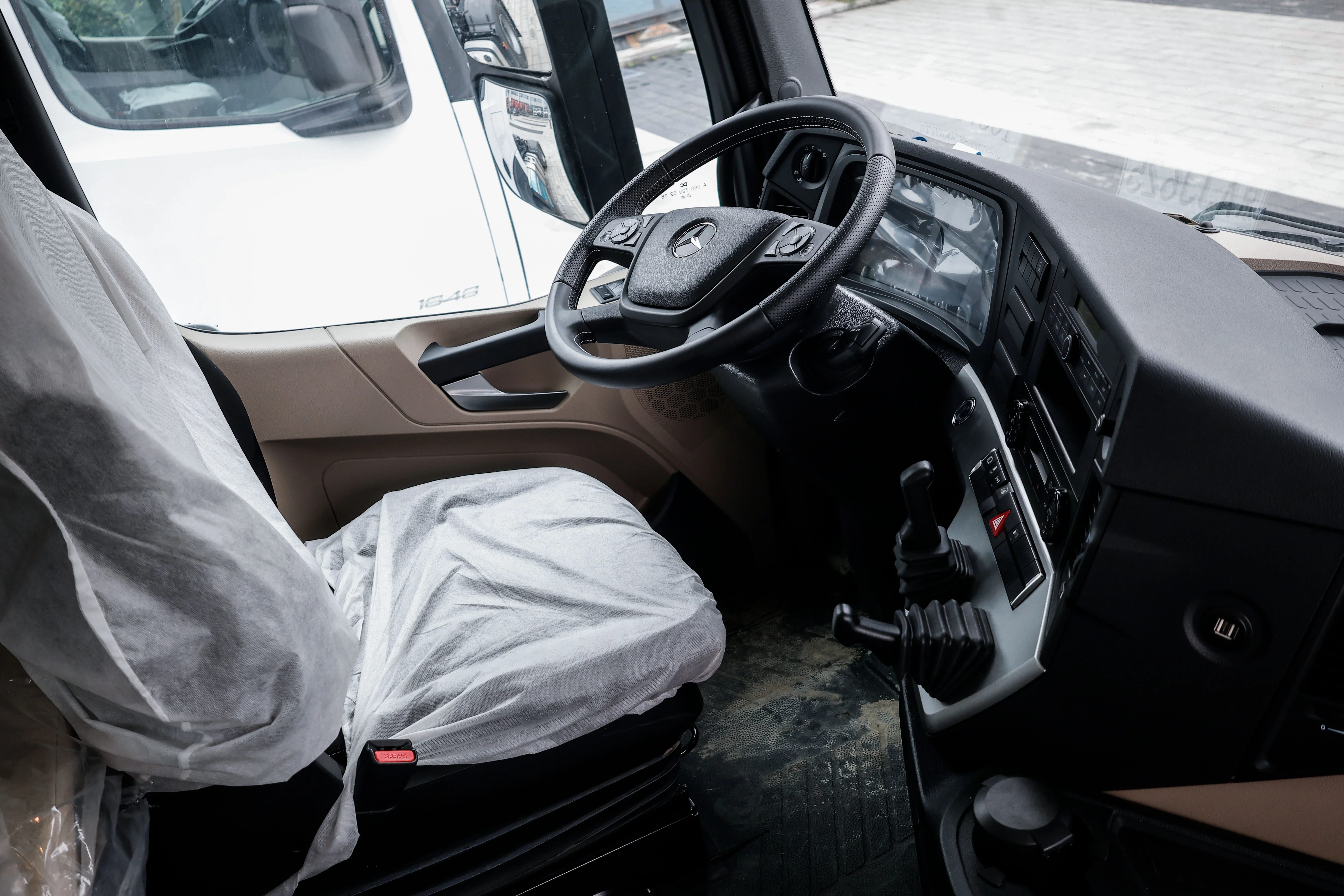 Interi&eacute;r kabiny tahače Mercedes-Benz Actros 1848 a sedadla řidiče.webp