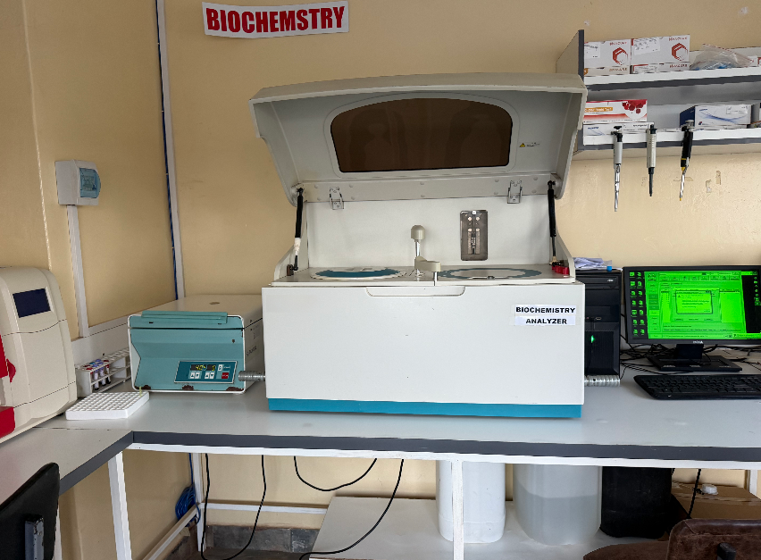 Peşəkar Afrika tibbi laboratoriyasında kritik diaqnostik testləri emal edən tam avtomatlaşdırılmış biokimya analizatoru.