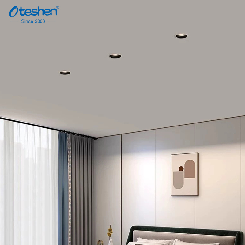 Downlight LED empotrado antideslumbrante OTESHEN instalado en el techo de una sala de estar moderna