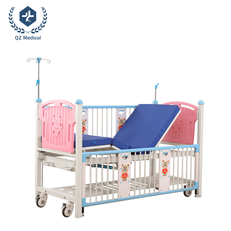 T&ecirc;te de lit ours en ABS natif adapt&eacute; aux enfants et poteau IV t&eacute;lescopique d'angle sur lit p&eacute;diatrique