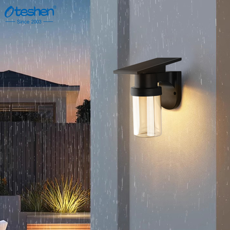 Oteshen SL1932ET مصباح جداري شمسي LED أسطواني، 0.9 وات عاكس الضوء الشفاف الكهرماني IP54 مصباح حائط حديقة خارجي مقاوم للماء مع جهاز تحكم عن بعد وبطارية 1800 مللي أمبير في الساعة