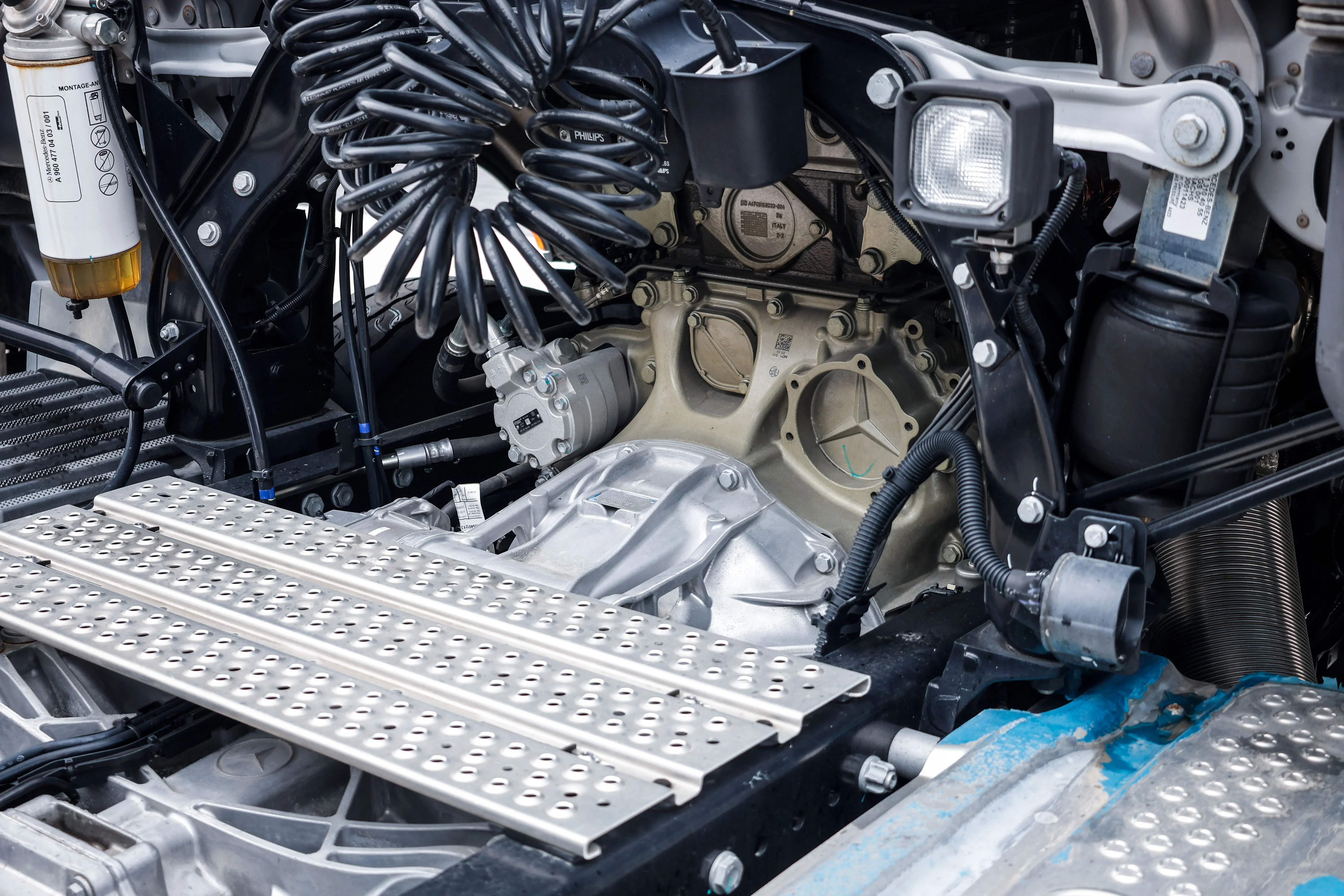 Motor tahače Mercedes-Benz Actros 1848 a mechanick&eacute; komponenty.webp